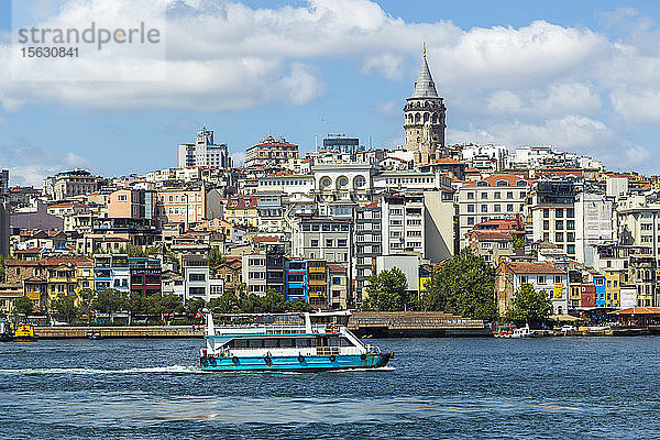 Fähre auf See gegen Gebäude in der Stadt  Istanbul  Türkei