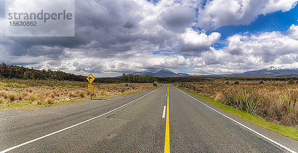 Leere Straße im Tongariro-Nationalpark  Südinsel  Neuseeland