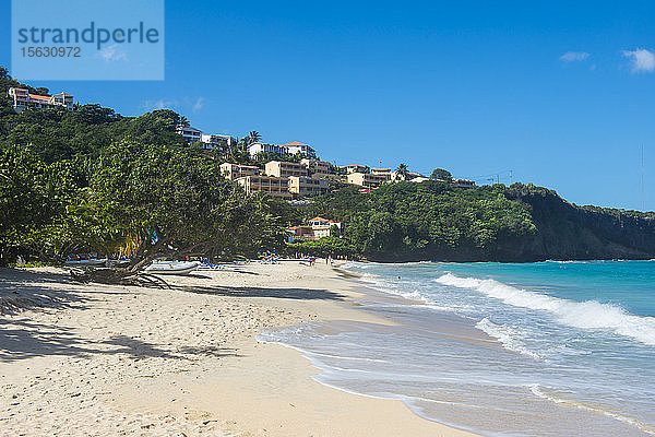 Panoramablick auf den Strand der Grand Anse bei strahlend blauem Himmel am sonnigen Tag  Grenada  Karibik