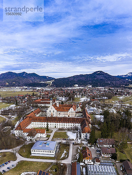Luftaufnahme über das Benediktinerkloster Benediktbeuren im Winter  Bayern  Deutschland