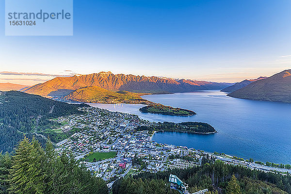 Blick auf die Stadt vom Berg gegen den Himmel in Queenstown  Südinsel  Neuseeland
