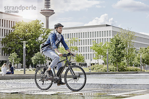 Student auf seinem E-Bike an der Goethe-Universität in Frankfurt  Deutschland