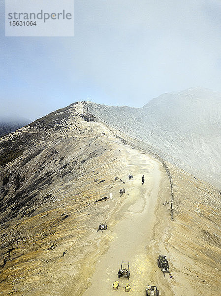 Indonesien  Java  Person steht vor einer abgelegenen Hütte mit Blick auf den Vulkan Ijen