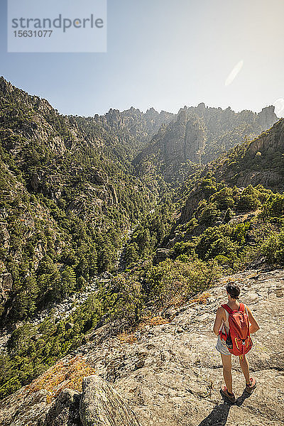 Wanderin während der Wanderung  Haute-Corse  Korsika  Frankreich