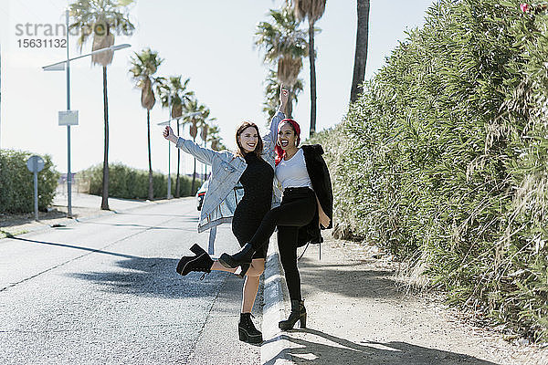 Zwei Freundinnen amüsieren sich auf der Straße