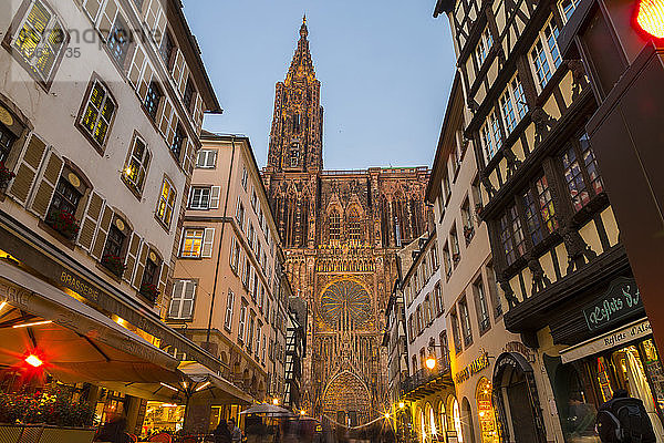 Niedrigwinkelansicht von Gebäuden gegen Notre Dame de Strasbourg bei Sonnenuntergang  Frankreich