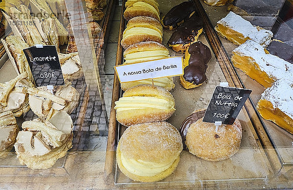 Portugal  Porto  Berliner Krapfen in Bäckerei durch Glas gesehen