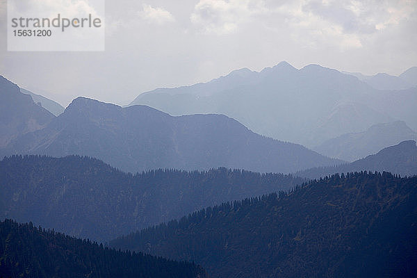 Landschaftliche Ansicht der Silhouette des Tegelbergs gegen den Himmel in OstallgÃ¤u  Deutschland