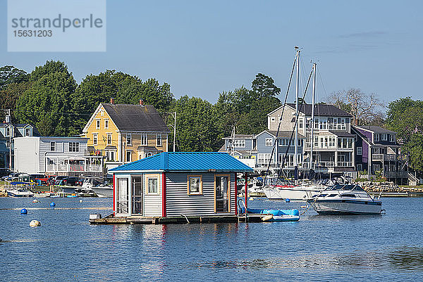 Kanada  Neuschottland  Grafschaft Lunenburg  Mahone Bay  Hausboot in der Bucht