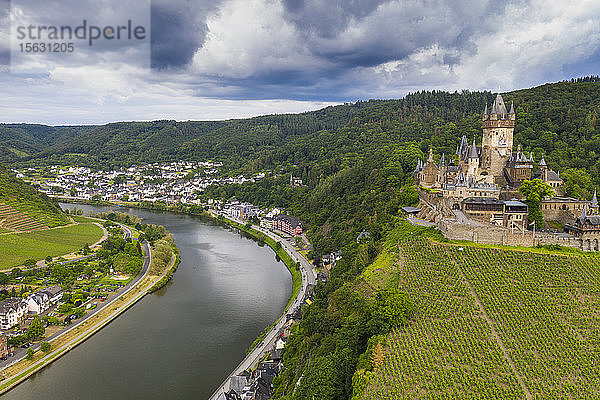 Luftaufnahme der Burg bei bewölktem Himmel in der Stadt  Cochem  Deutschland