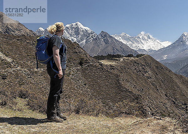 Frau schaut auf Ama Dablam und den Mount Everest  Himalaya  Solo Khumbu  Nepal