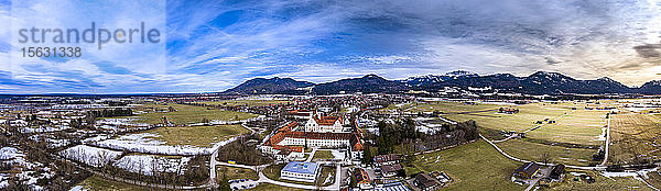 Luftaufnahme über das Benediktinerkloster Benediktbeuren im Winter  Bayern  Deutschland