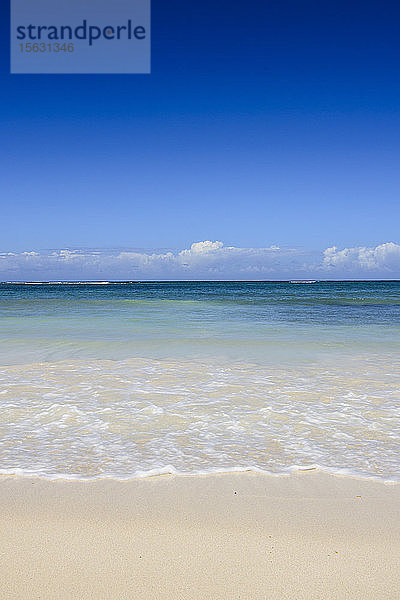 Panoramablick auf das Meer bei blauem Himmel an einem sonnigen Tag  Playa Grande  Dominikanische Republik