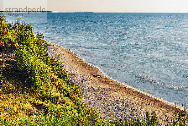 Szenische Ansicht des Meeres an der Küste am Strand in Polen gegen den Himmel