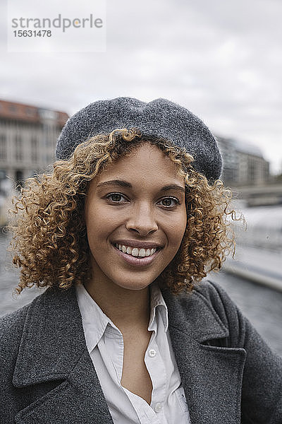 Porträt einer glücklichen jungen Frau in der Stadt  Berlin  Deutschland