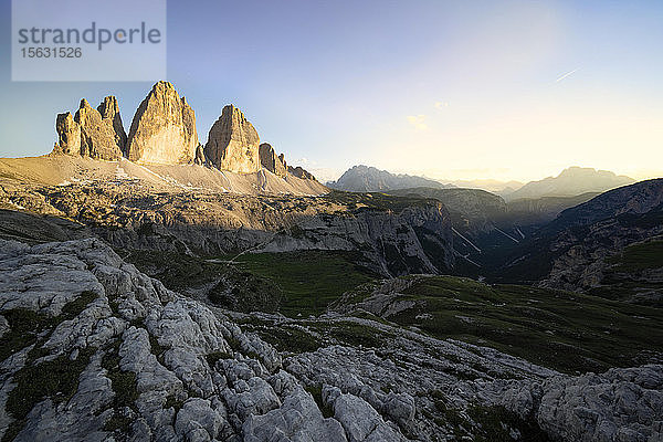 Szenische Ansicht der Tre Cime Di Lavaredo gegen den Himmel bei Sonnenuntergang  Venetien  Italien