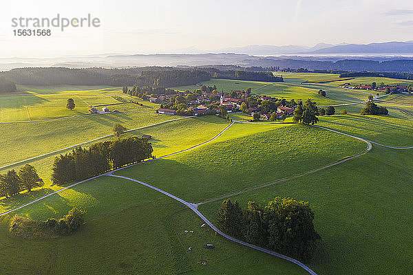 Peretshofen bei Dietramszell im Morgenlicht  TÃ¶lzer Land  Luftaufnahme  Oberbayern  Bayern  Deutschland