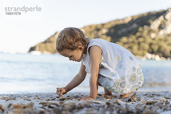 Süßes Kleinkind spielt am Strand