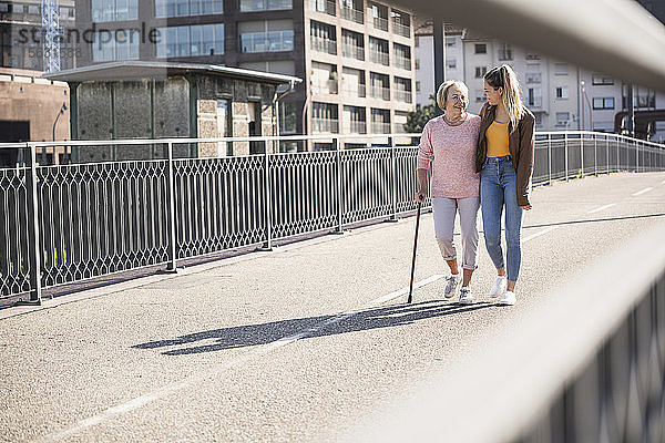 Enkelin und ihre Großmutter gehen auf einem Steg
