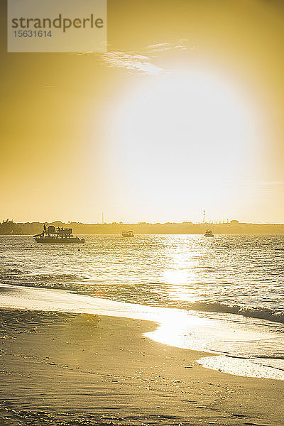 Szenische Ansicht des Strandes von Grace Bay gegen den Himmel bei Sonnenuntergang  Providenciales  Turks- und Caicos-Inseln