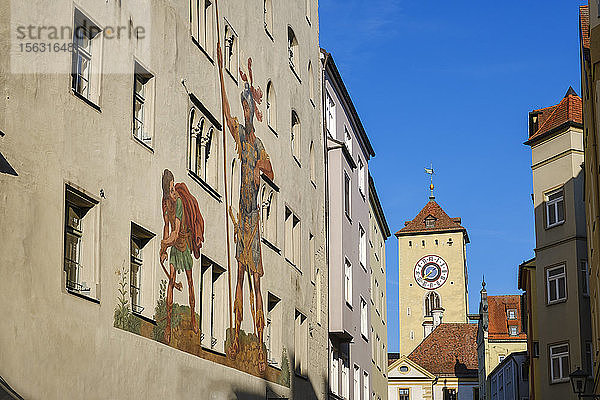 Außenansicht von Goliathhaus und Rathausturm in Regensburg  Oberpfalz  Bayern  Deutschland