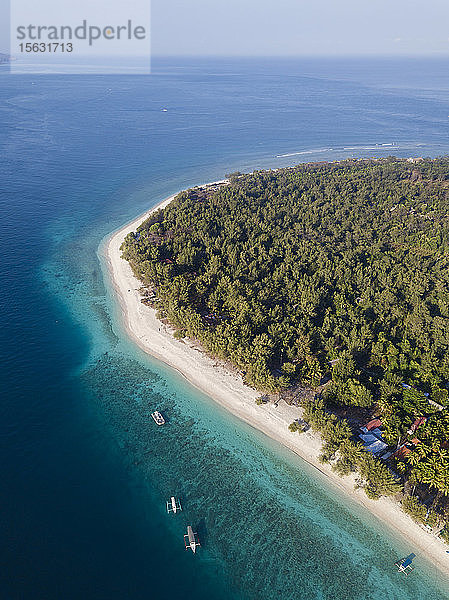 Drohnenschuss von der Insel Gili Meno gegen den klaren Himmel bei Bali  Indonesien