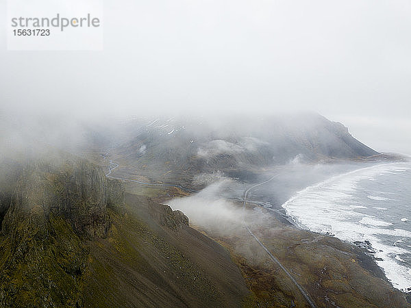 Island  Luftaufnahme Nebel umhÃ?llt Berge entlang der KÃ?ste des Jokulsarlon