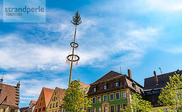 Historische Architektur mit traditionellem Maibaum in Weissenburg  Bayern  Deutschland
