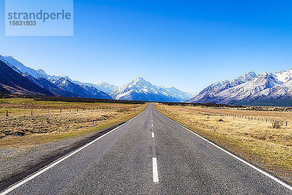 Neuseeland  Südinsel  abnehmende Perspektive des Starlight Highway auf schneebedeckte Berge