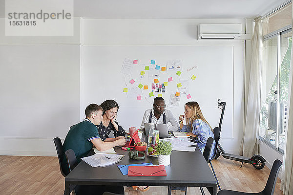 Junge Geschäftsleute bei einer Besprechung in einem modernen Büro