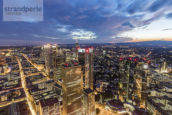 Stadtbild gegen bewölkten Nachthimmel  Frankfurt  Hessen  Deutschland