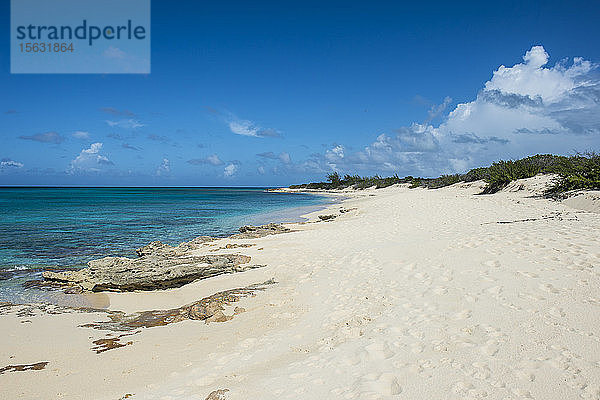 Blick auf den Strand von Norman Saunders vor blauem Himmel bei Grand Turk  Turks- und Caicos-Inseln