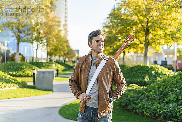 Mann in einem städtischen Park mit Gitarre  Madrid  Spanien