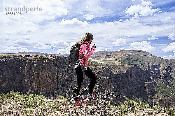 Frau wandert durch die Berge  Maletsunyane-Fälle  Lesotho