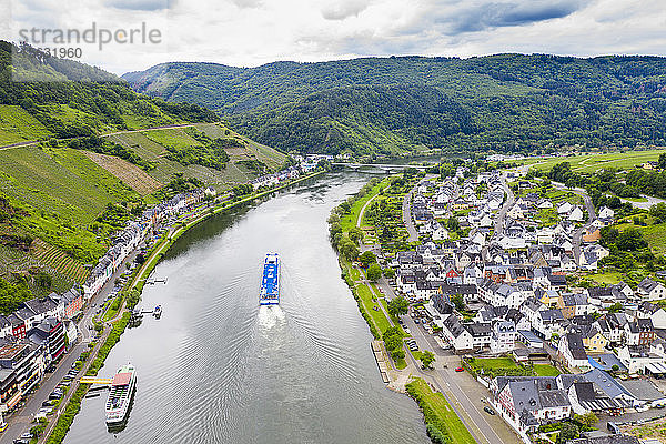 Drohnenschuss eines Kreuzfahrtschiffes auf der Mosel vor bewölktem Himmel  Zell  Deutschland