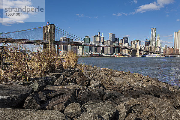 Brooklyn Bridge über den East River vor blauem Himmel in New York City  USA