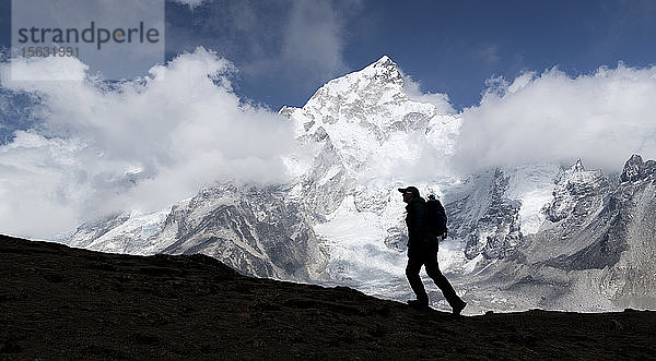 Frauen-Trekking mit dem Mount Everest  Nuptse und Kala Patthar im Hintergrund  Himalaya  Solo Khumbu  Nepal