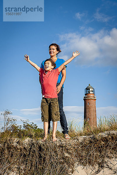 Glücklicher Junge mit Mutter in einer Stranddüne stehend  Darss  Mecklenburg-Vorpommern  Deutschland