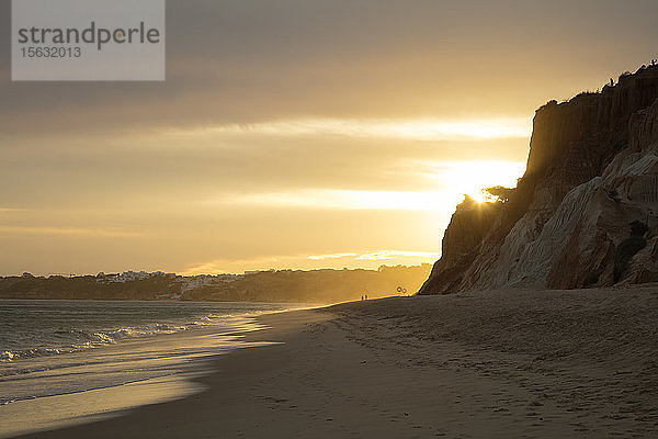 Szenische Ansicht des Strandes bei bewölktem Himmel während des Sonnenuntergangs  Atlantikküste  Algarve  Portugal