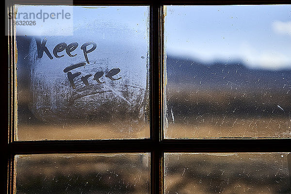 Die Worte bleiben frei geschrieben auf einer gedämpften Fensterscheibe