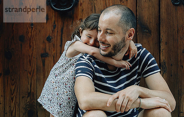 Glückliches kleines Mädchen umarmt ihren Vater im Freien  Mallorca  Spanien