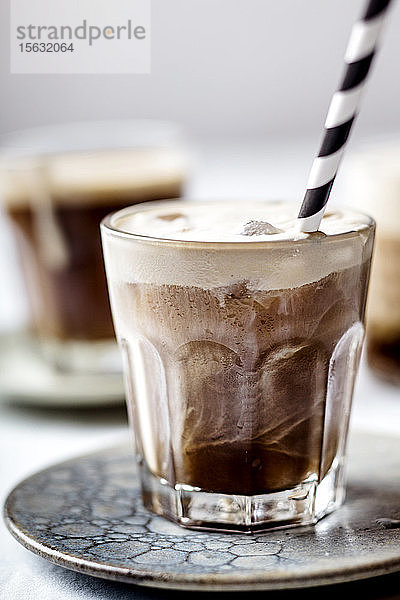 Eiskalter Espresso mit kalter aufgeschäumter Milch