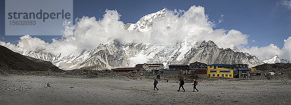 Menschen zu Fuss in Gorak Shep  Himalaya  Solo Khumbu  Nepal