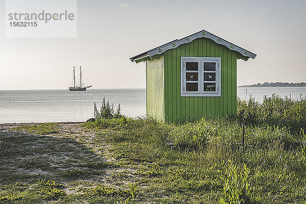 Dänemark  Aeroe  Aeroskobing  Bäder am bewachsenen Strand an einem friedlichen Tag gesehen
