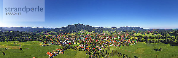 Drohnenschuss von Lenggries mit Brauneck vor klarem blauen Himmel  Bayern  Deutschland