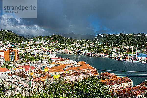Hochwinkelansicht eines Wohnviertels in St. Georges bei bewölktem Himmel  Hauptstadt von Grenada  Karibik