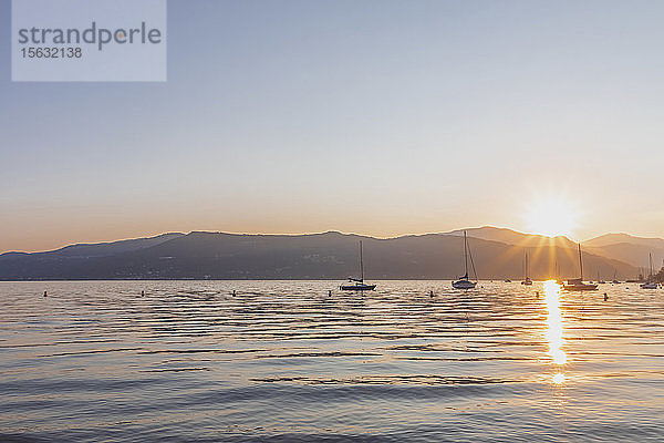 Segelboote auf dem Lago Maggiore gegen klaren Himmel bei Sonnenuntergang  Ispra  Italien