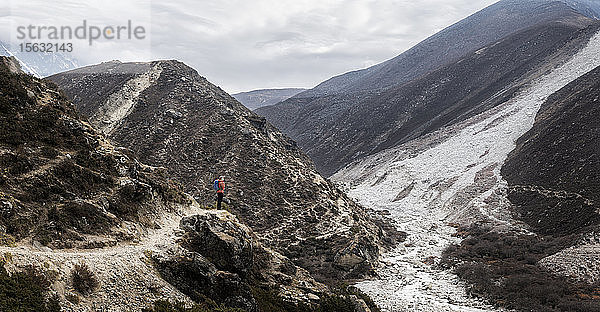 Junge Frau beim Trekking im Himalaja in der Nähe von Dingboche  Solo Khumbi  Nepal