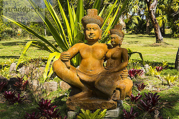 Nahaufnahme von Buddhastatuen im botanischen Garten von St. Kitts und Nevis  Karibik