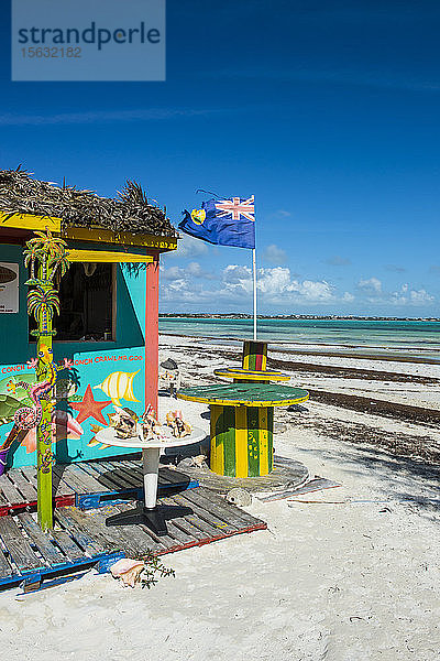 Einkaufen am Strand von Five Cays gegen blauen Himmel bei sonnigem Wetter  Providenciales  Turks- und Caicos-Inseln